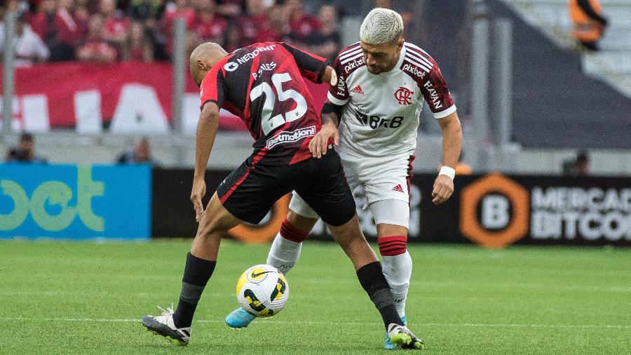 Pablo Siles, em ação pelo Athletico-PR, disputa lance com Arrascaeta, do Flamengo - 	Robson Mafra/AGIF