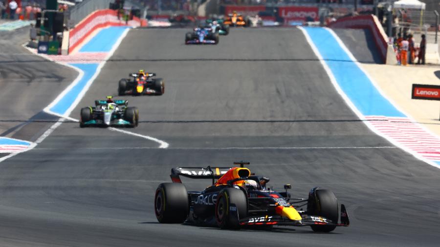 Max Verstappen lidera o GP da França seguido por Lewis Hamilton e por Sergio Pérez - Mark Thompson/Getty Images