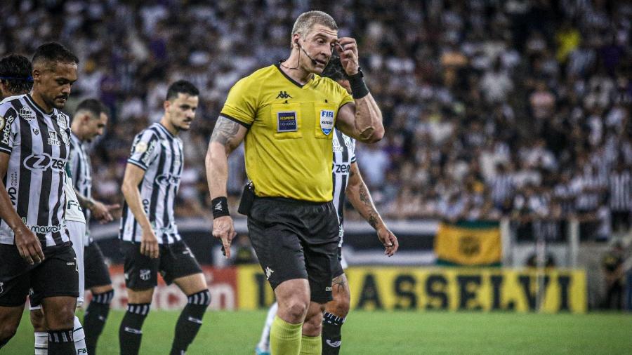 Anderson Daronco, um dos melhores árbitros brasileiros das temporadas 2021/2022 -  Lucas Emanuel/AGIF