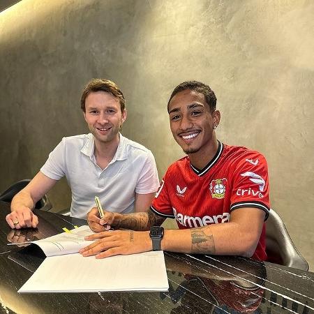Arthur assinou com o Bayer Leverkusen até 2028: na foto, ele com o diretor Simon Rolfes Arthur assinou com o Bayer Leverkusen até 2028: na foto, ele com o diretor Simon Rolfes