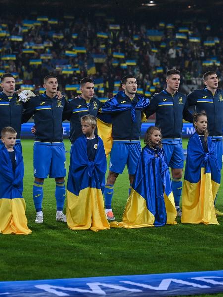 Seleção ucraniana de futebol canta o hino nacional antes de partida pela Liga das Nações. - NurPhoto/NurPhoto via Getty Images