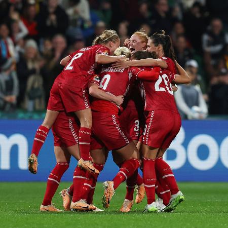 Jogadoras da Dinamarca comemoram gol de Vangsgaard contra a China pela Copa do Mundo feminina