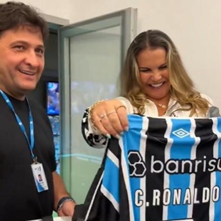 Katia Aveiro, irmã de Cristiano Ronaldo, recebe camisa personalizada com o nome do jogador durante Grêmio x Caxias