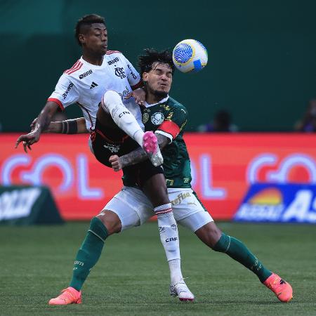 Bruno Henrique, do Flamengo, disputa a bola com Gustavo Gómez, do Palmeiras, em jogo do Campeonato Brasileiro