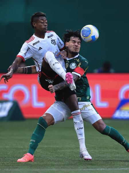 Bruno Henrique, do Flamengo, disputa a bola com Gustavo Gómez, do Palmeiras, em jogo do Campeonato Brasileiro