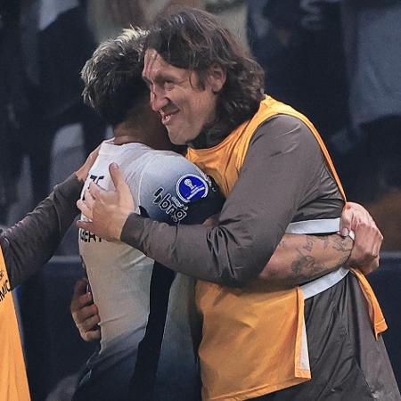 Yuri Alberto abraça Cássio após marcar em Corinthians x Argentinos Juniors na Sul-Americana