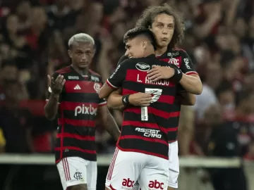 Com Neymar na torcida, Flamengo vence o Grêmio e volta à liderança