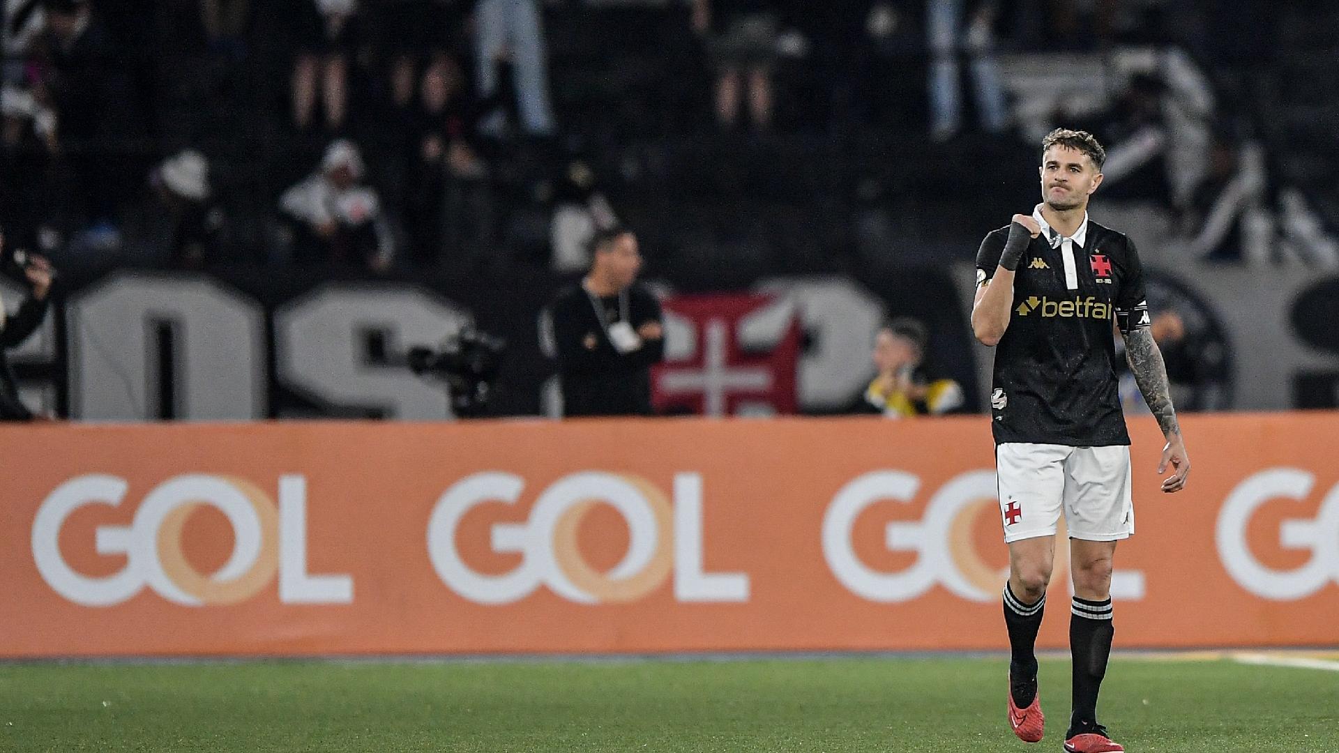 Vegetti comemora gol marcado em Vasco x Fluminense pelo Brasileirão