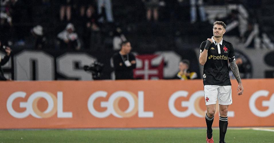 Vegetti comemora gol marcado em Vasco x Fluminense pelo Brasileirão