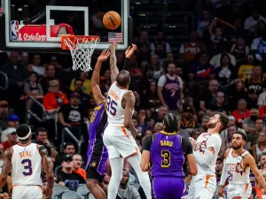 Suns quebra invencibilidade do Lakers e Kings vence primeira na NBA