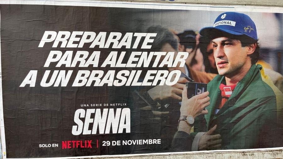 Cartaz em Buenos Aires da série de Ayrton Senna: "Prepare-se para torcer por um brasileiro"