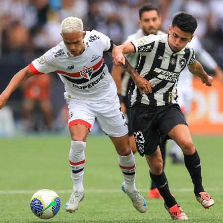 Igor Vinícius, do São Paulo, e Almada, do Botafogo, disputam a bola durante embate do Campeonato Brasileiro - Buda Mendes/Getty Images