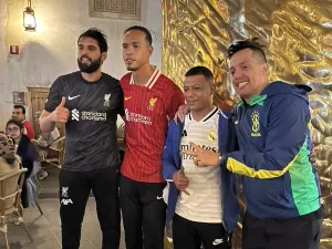 Intercontinental: Sósias de Mbappé, Van Djik e Alisson agitam ruas do Qatar