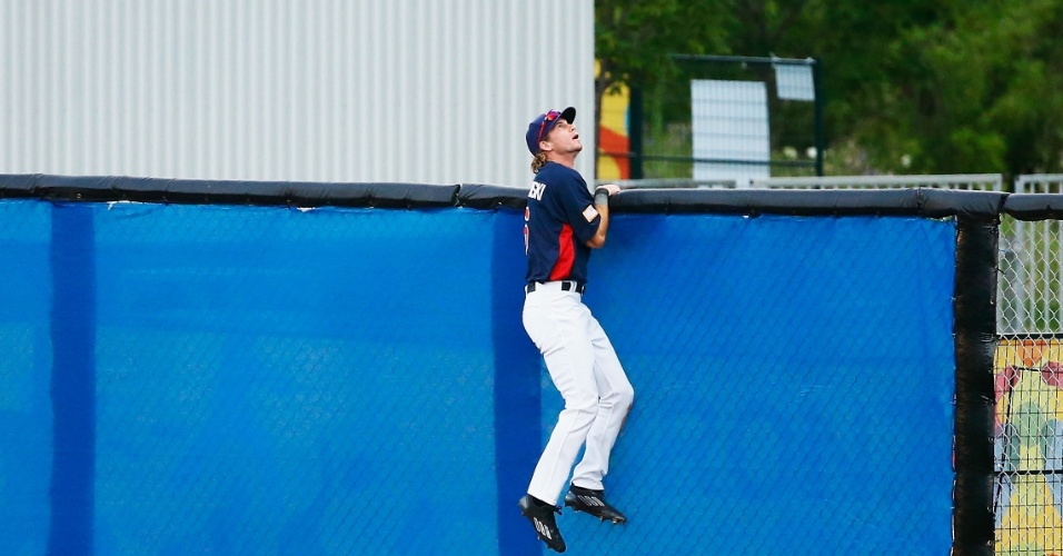 O norte-americano Travis Jankowski bem que tentou, mas não evitou o 'home-run' do Canadá, que acabou com a medalha de ouro no beisebol