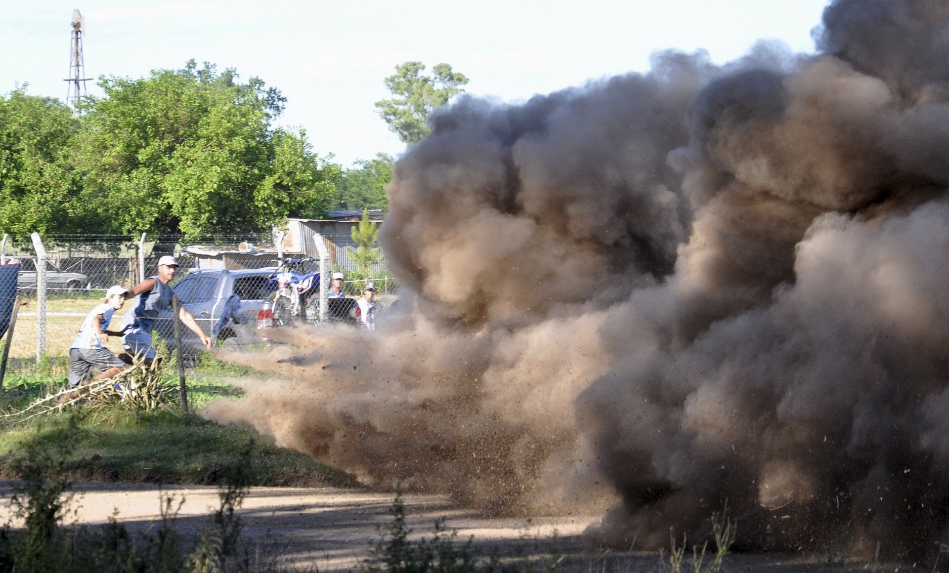 Espectadores correm para escapar do carro da chinesa Guo Meiling, que perde o controle de seu Mini - Reuters