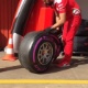 Funcionário da Ferrari segura pneu ultramacio durante teste da pré-temporada 2016 da Fórmula 1 em Barcelona - @F1/Twitter