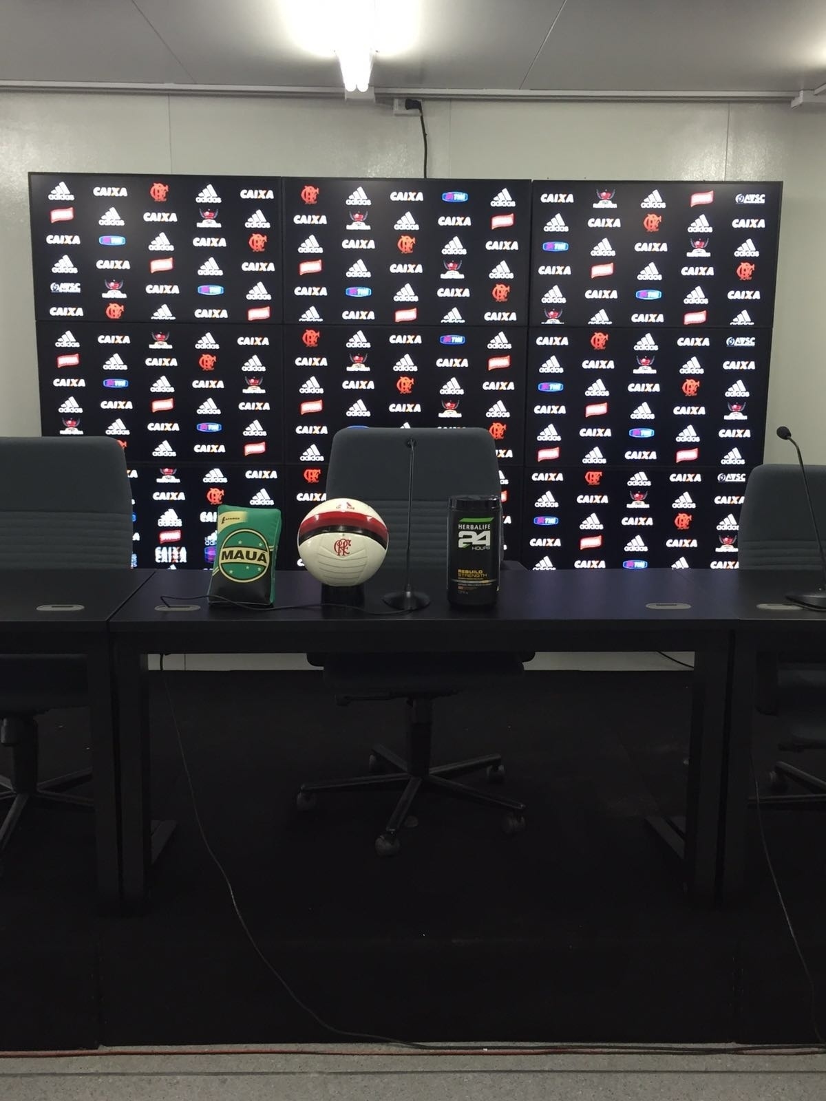 O detalhe do backdrop digital da sala de imprensa do Ninho do Urubu - Divulgação/Flamengo