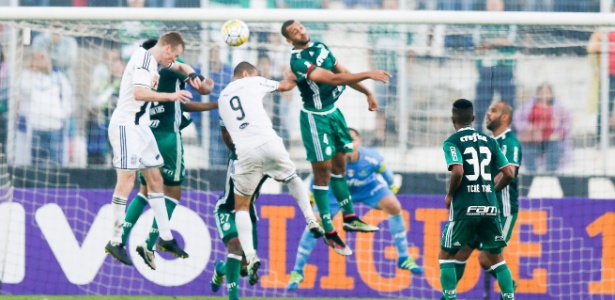 Wellington Paulista tenta o cabeceio durante a partida entre Ponte Preta e Palmeiras - Rubens Cavallari/Folhapress - Rubens Cavallari/Folhapress