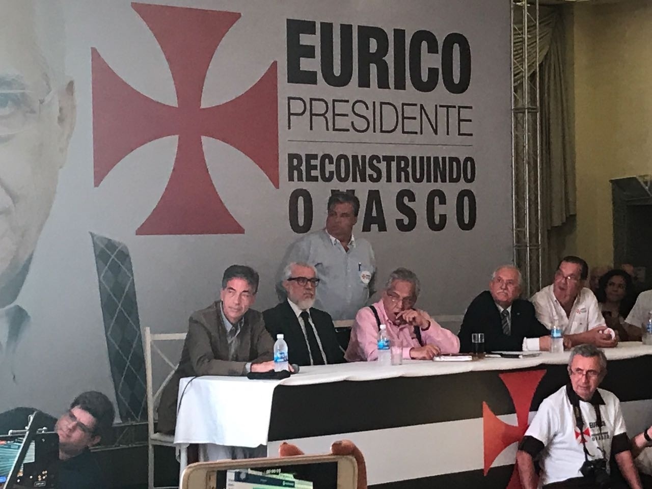 Presidente do Vasco Eurico Miranda fuma charuto em evento - undefined