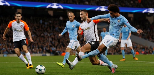 Sane chuta para fora e perde chance de abrir o placar para o Manchester City contra o Shakhtar Donetsk - Reuters/Lee Smith - Reuters/Lee Smith