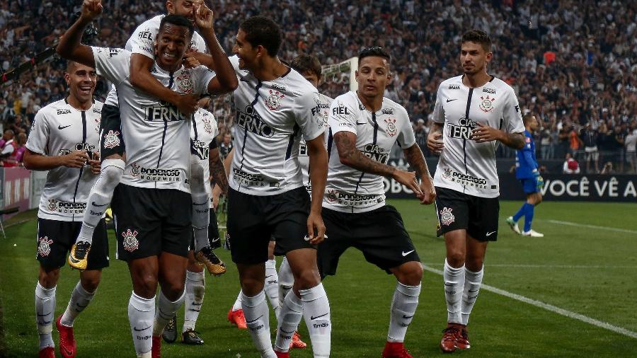 Jogadores do Corinthians comemoram o gol de Jô contra o Fluminense - AFP PHOTO / Miguel SCHINCARIOL