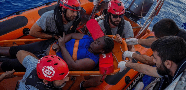 Ação contou até com atleta da NBA | Mulher é resgatada após ficar à deriva no Mediterrâneo com 2 corpos
