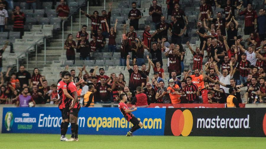 Athletico Paranaense comemora o gol em partida contra o Jorge Wilstermann pela Libertadores - Gabriel Machado/AGIF