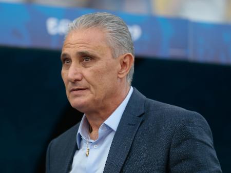 Tite observa o duelo entre Brasil x Peru na Arena Corinthians - Marcello Zambrana/Agif