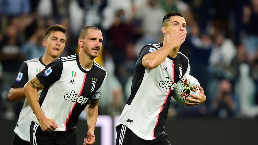 Cristiano Ronaldo comemora após marcar para a Juventus de pênalti contra o Hellas Verona - Massimo Pinca/Reuters