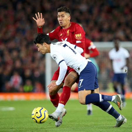 Roberto Firmino disputa a bola com Son na partida entre Liverpool e Tottenham pelo Campeonato Inglês - Alex Livesey/Getty Images