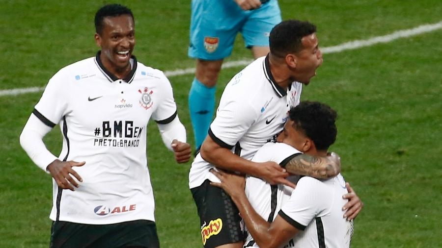 Time do Corinthians comemora gol de Ederson diante do Mirassol pelo campeonato Paulista - Marcello Zambrana/AGIF