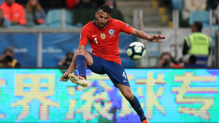 Mauricio Isla, lateral-direito chileno, está na mira do Flamengo - Photo by Alexandre Schneider/Getty Images