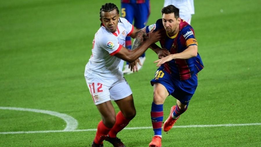 Jules Kounde, do Sevilla, disputa lance com Lionel Messi, do Barcelona - Lluis Gene/AFP