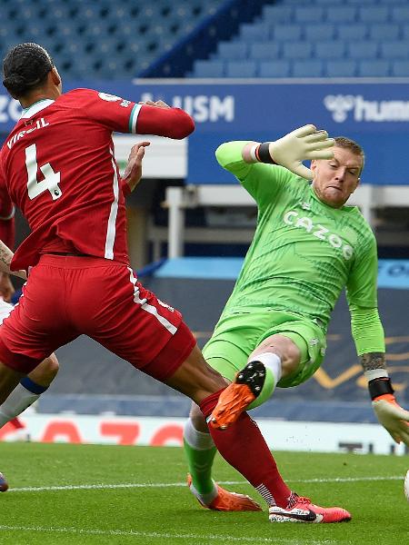 Tesoura do goleiro Pickford rompeu os ligamentos do joelho de Van Dijk, do Liverpool - John Powell/Liverpool FC via Getty Images