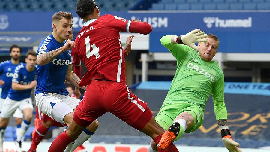 Tesoura do goleiro Pickford rompeu os ligamentos do joelho de Van Dijk, do Liverpool - John Powell/Liverpool FC via Getty Images