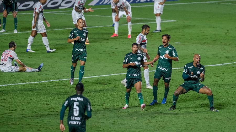 Rony comemora com os jogadores do Palmeiras o gol contra o São Paulo - Marcello Zambrana/AGIF
