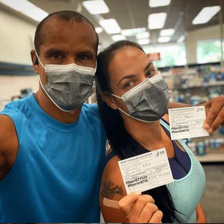 Rivaldo e a esposa Eliza exibem cartão de vacinação - Reprodução