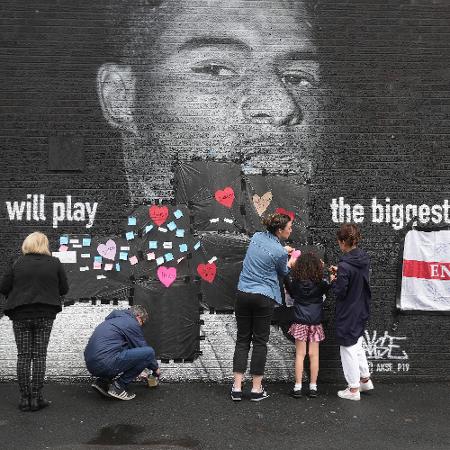 Mural com foto de Rashford, em Manchester, amanheceu vandalizada e foi "salva" por torcedores com corações e mensagens de apoio - Christopher Furlong/Getty Images
