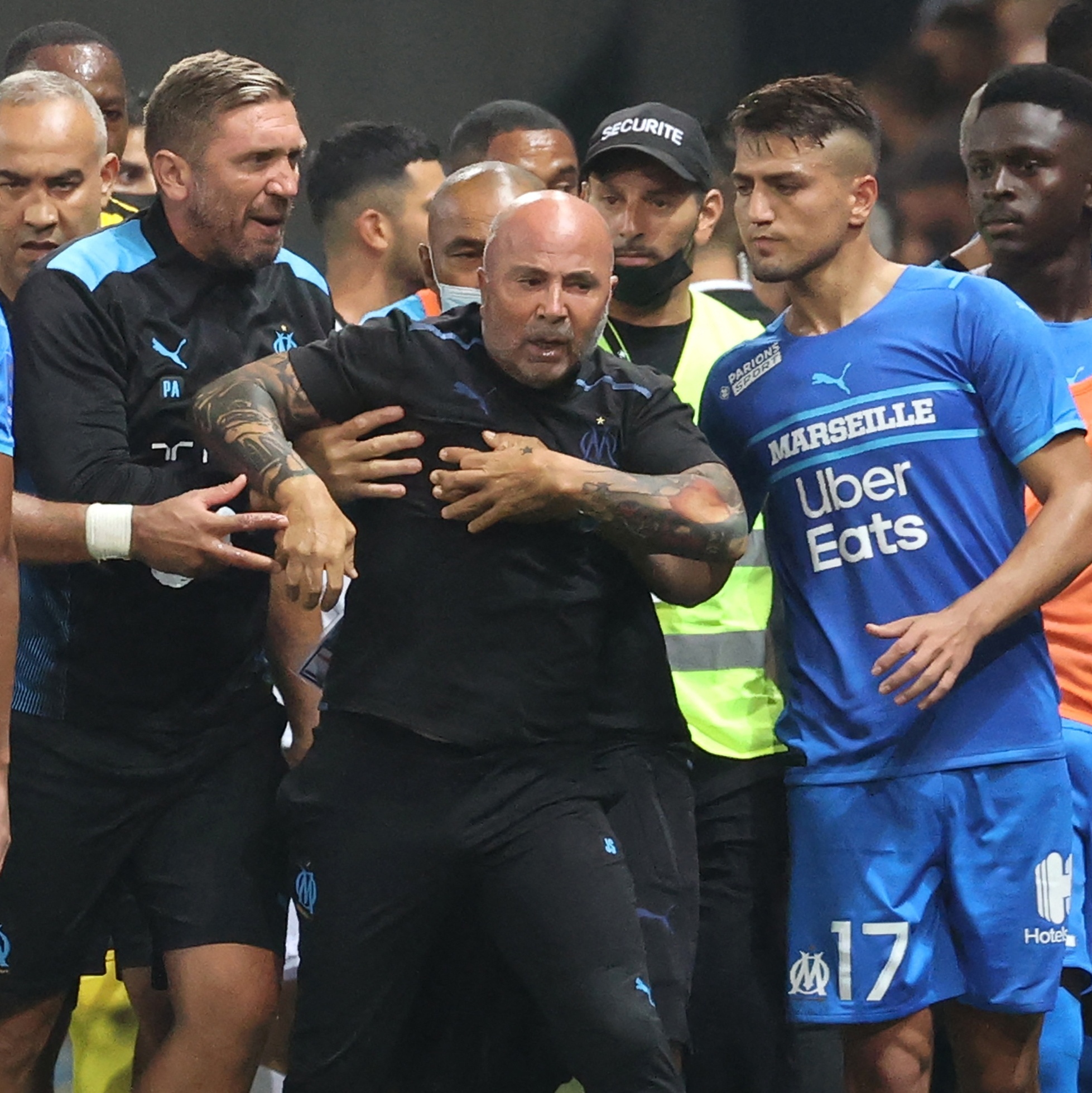 Liga suspende auxiliar de Sampaoli e pune Nice por invasão de torcida em  jogo com Olympique, futebol francês