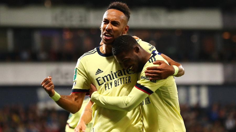 Pierre-Emerick Aubameyang comemora gol do Arsenal contra o West Bromwich Albion, pela Copa da Liga Inglesa - Getty Images