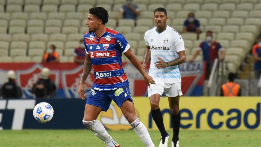 Ederson e Jean Pyerre durante jogo entre Fortaleza e Grêmio no Brasileirão - CAIO ROCHA/FRAMEPHOTO/FRAMEPHOTO/ESTADÃO CONTEÚDO