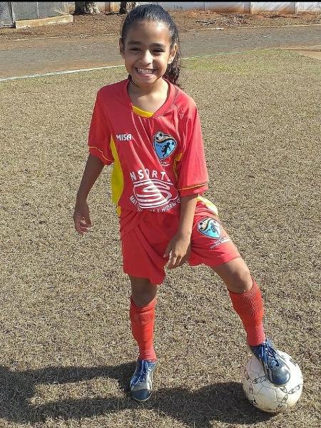 Meninos crianças jogando futebol, esporte, jogo, conjunto de