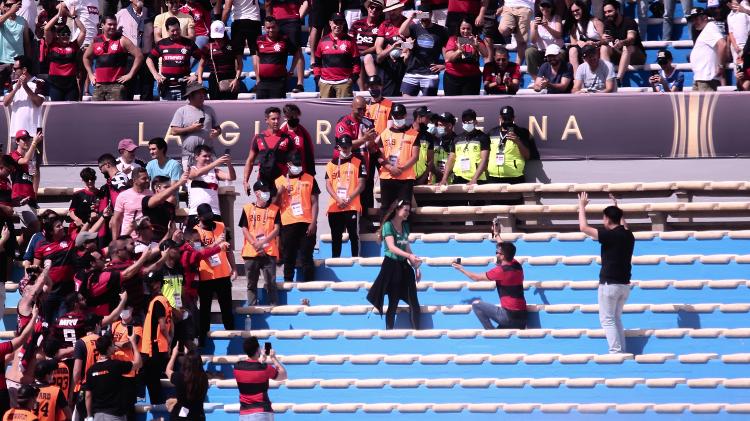 Torcedor do Flamengo pede namorada palmeirense em casamento no estádio Centenário, em Montevidéu, antes da final da Libertadores - Ettore Chiereguini/AGIF - Ettore Chiereguini/AGIF
