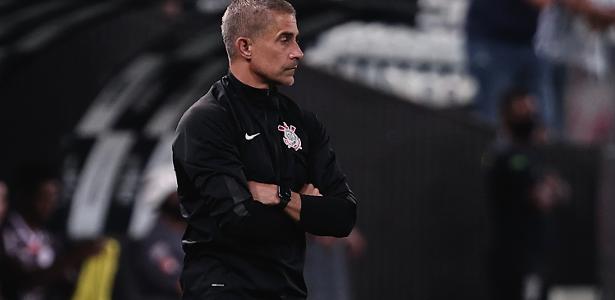 [OPINIÃO] Não sei se o Sylvinho aguenta até o meio do ano no Corinthians