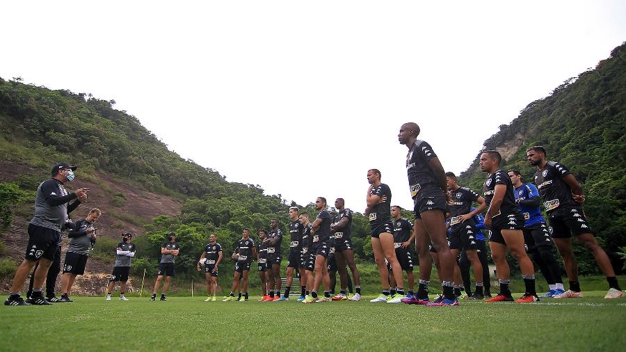 Enderon Moreira, técnico do Botafogo, conversa com o elenco durante treino na pré-temporada - Vitor Silva / Botafogo