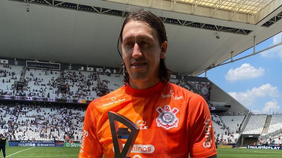 Cássio, goleiro do Corinthians, posa com o troféu de melhor do jogo - Felipe Szpak/Agência Corinthians