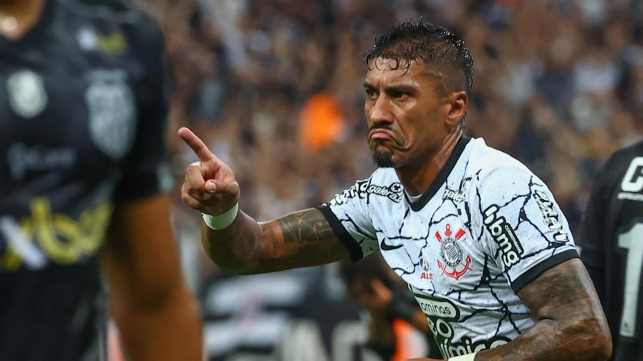 Paulinho comemora gol do Corinthians diante da Ponte Preta, pelo Paulistão - Marcello Zambrana/AGIF