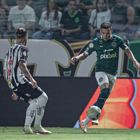 Jogadores de Goiás e Atlético-MG disputam a bola em partida do Brasileirão - Heber Gomes/AGIF