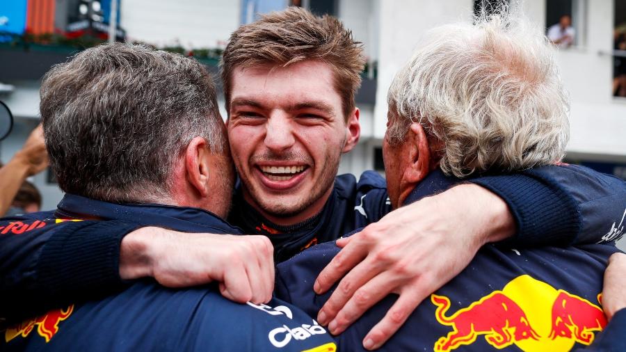 Verstappen e os abraços da Red Bull: rumo ao bi - Divulgação/Red Bull