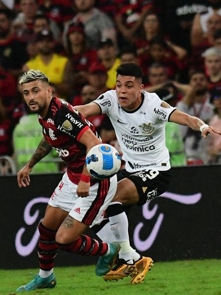 Arrascaeta e Roni disputam a bola em Flamengo x Corinthians, partida da Libertadores realizada no Maracanã - PETER ILICCIEV/ENQUADRAR/ESTADÃO CONTEÚDO